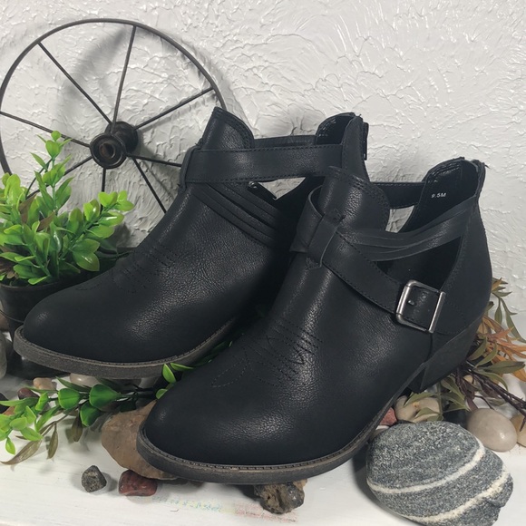 Jellypop Shoes - JellyPop “ Mackay”Heeled Zip Western Ankle Bootie